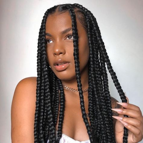 Jhully Rodrigues on Instagram: "Knotless braids G pela @criouloshair 💛 Usei o jumbo Super X da @zhanghairoficial | cor BP6X(400) ✨ Usem nosso cupom JHULLY10 para ganhar desconto na @zhanghairoficial Eles tem fibras incríveis e enviam para todo Brasil! #knotlessbraids #braids #braidsbraidsbraids #braidsgang #boxbraids #boxbraidsbrasil #trançanagô #trançasnagô" 6 Jumbo Box Braids, Cornrow Knotless, Jumbo Braids Hairstyles, Jumbo Knotless Box Braids, Thin Braids, Single Braids Hairstyles, Fulani People, Cornrow Hairstyle, Large Box Braids