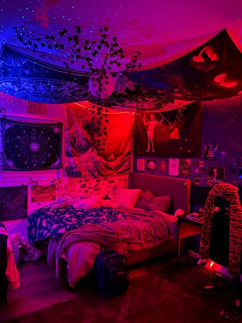 Room Covered In Tapestries, Lazy Room Aesthetic, Room Ideas Smoker, Trap Bedroom Ideas, Bedroom Ideas For Stoners, Room Inspo Trippy, Aesthetic Room Ideas For Stoners, Trippy Dorm Room Ideas, Room Ideas For Stoners