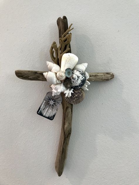 Seashell Cross, Sand Dollar Art, Shells And Sand, Seashell Projects, Cross Crafts, Driftwood Decor, Ocean Crafts, Shell Crafts Diy, Sea Crafts