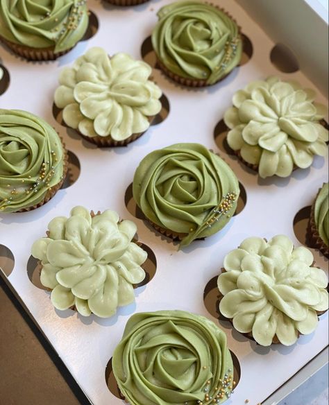 Muffins Decoration, Cupcake Arrangements, Green Cupcakes, Bridal Shower Cupcakes, Fancy Cupcakes, Homemade Hamburger, Dessert Recipies, Cupcake Cake Designs, Yellow Birthday