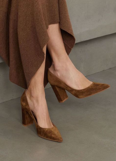 Design Moda, Dark Autumn, Classy Shoes, Rossi Shoes, Brown Shoes, Pretty Shoes, New Classic, Suede Pumps, Shoe Obsession