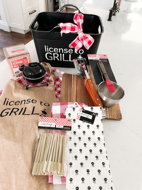 Grill Themed Gift Basket, Grilling Gift Basket Ideas, Grill Gift Basket Ideas, Bbq Gift Basket Ideas, Grill Gift Basket, Bbq Gift Basket, Church Gifts Ideas, Diy Dollar Tree Gifts, Personalized Basket