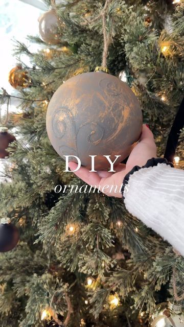 Neutral Ornaments, Diy Ornaments Christmas, Easy Diy Ornaments, Rub And Buff, Old Ornaments, Large Christmas Ornaments, Clear Glass Ornaments, Rub N Buff, Diy Christmas Ornament