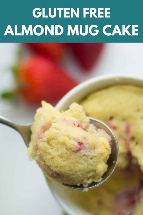 Just a few minutes is all it takes to make this nutty, light, and moist gluten-free almond mug cake with strawberries Keto Vanilla Mug Cake, Vanilla Mug Cake, Paleo Mug Cake, Low Carb Mug Cakes, Gluten Free Mug Cake, Almond Flour Cakes, Simple Desserts, Vanilla Mug Cakes, Mug Cake Microwave