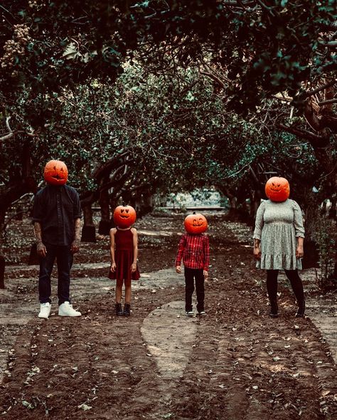 Halloween Pictures Ideas For Kids, Halloween Family Photo Cards, Spooky Season Family Photos, Family Photos Halloween, Fall Family Photos Pumpkin Head, Scary Family Photoshoot, Creepy Family Photos, Funny Fall Family Photos, Halloween Family Photoshoot Pumpkin Head