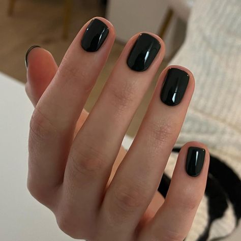 Black Nails Tan Skin, Super Short Black Nails, Short Nails Manicure Ideas, Black Short Acrylic Nails Square, Short Vampire Nails, Short Square Natural Nails, Jelly Black Nails, Minimalist Black Nails, Nail Inspo Short Fall