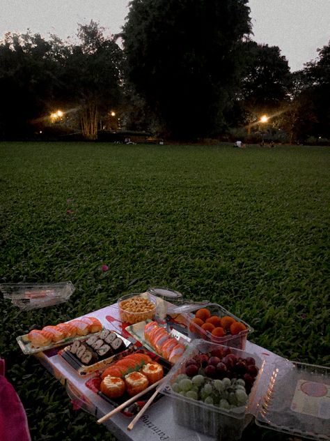 Evening Picnic, Picnic Date Food, Couple Sweet, Outdoors Aesthetic, Nuts Snacks, Snap Stories, Night Picnic, Field Football, Garden Forest