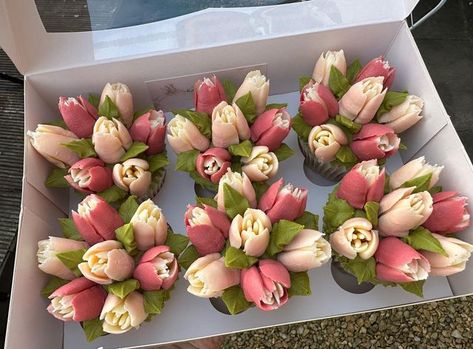 Tulips Cupcakes, Tulip Cupcakes, Russian Piping Tips, Piping Flowers, Mothers Day Cupcakes, Buttercream Cupcakes, Floral Cupcakes, Cupcake Art, Cupcake Bouquet