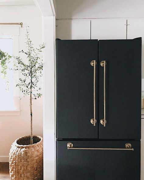 DIY | How to paint a stainless steel fridge another color. Towel bars were used for handles. Appliance Makeover, Refrigerator Makeover, Stainless Fridge, Painting Appliances, Paint Refrigerator, Fridge Makeover, Painted Fridge, Black Fridges, Restoration House