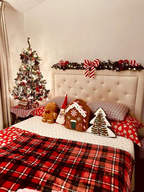 Christmas Bedroom Aesthetic Cozy, Aesthetic Christmas Decor Bedroom, Christmas Tree In Bedroom, Aesthetic Christmas Bedroom, Christmas Cozy Aesthetic, Christmas Bedroom Decor Cozy, Cozy Winter Room, Cozy Christmas Bedroom Aesthetic, Christmas Vibes Cozy