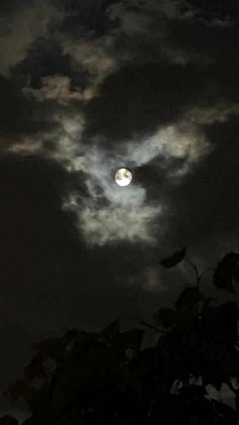 Super Moon Aesthetic, Full Moon With Clouds, Full Moon Pictures, Full Moon Photography, Moon Full, Night Sky Photography, Moon Images, Moon Clouds, Artwork Inspiration