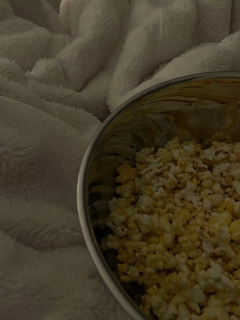 popcorn, movie night, night in, bedding, aesthetic food, snack ideas, metal bowls, snuggle, date night Food Snack Ideas, Popcorn Movie Night, Rainy Day Movies, Snacks Before Bed, Bedding Aesthetic, Girls Night Movies, Popcorn Movie, City Life Aesthetic, Metal Bowls