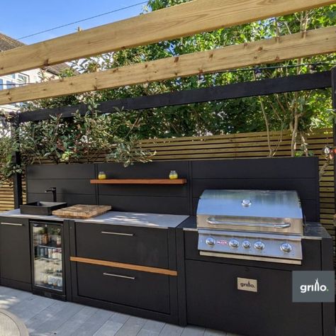 Nestled in the heart of London, this stunning straight run outdoor kitchen with an outdoor fridge and sink is the perfect addition for entertaining. The carbon steel and iroko wood contrast beautifully with the garden landscaping. Outdoor Patio Rooms, Outdoor Bar And Grill, Parrilla Exterior, Fridge Design, Iroko Wood, Outdoor Bbq Area, Outdoor Fridge, Outdoor Bbq Kitchen, London Kitchen