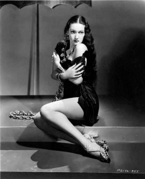 40 Stunning Black and White Photos of Dorothy Lamour in the 1930s and 1940s ~ Vintage Everyday Vintage Hairstyles For Long Hair, Vintage Pin Up Girl, People Posing, Photoshoot Vintage, Dorothy Lamour, Photo Women, Hollywood Beauty, Vintage Photoshoot, Retro Pinup