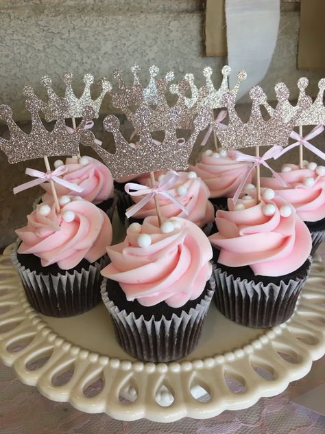 Princess theme baby shower cupcake toppers Baby Shower Girl Ideas, Ideas Cupcakes, Gateau Baby Shower, Baby Shower Souvenirs, Idee Babyshower, Cupcakes Ideas, Baby Shower Cakes Girl, Baby Shower Cupcake Toppers, Girl Cupcakes