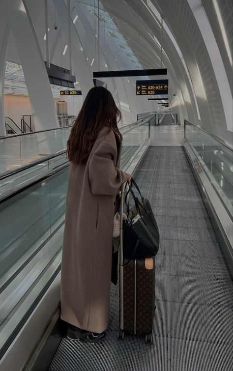 Travel Aesthetic Airport Outfit, Airport Crush, Travel Aesthetic Airport, Vision Board Aesthetic, Aesthetic Airport, Vision Board Pics, Outfit Airport, Nomad Travel, Wellness Aesthetic