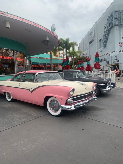 1920s catallac fancy old fashioned car universal studios 2022 Old Retro Cars, 50s Cars Aesthetic, Cute Vintage Cars, Pastel Cadillac, Old Cars Vintage 1950s, Nice Old Cars, 1960 Cars, Pastel Cars, Old Cadillac