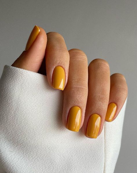 Golden Nail Design: Gold is a symbol of richness and warmth, making it a perfect choice for fall. Try golden accents, shimmering tips, or full gold nails to add a touch of luxury to your manicure. Yellow Pedicure, Pedicure Aesthetic, Yellow Nails Design, Yellow Nail, Nagellack Trends, Summer Manicure, Nail Design Inspiration, Cute Gel Nails, Fall Nail Colors