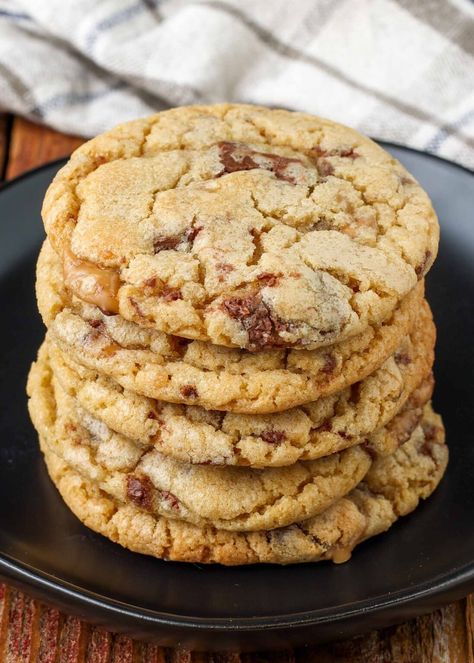 Heath Bar Cookies Heath Cookies, Heath Bar Cookies, Candy Bar Recipe, Candy Bar Cookies, Heath Bar, Chocolate Chip Pecan Cookies, Monster Cookie Bars, Heath Bars, Toffee Bars