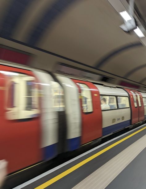 #tube #london #commuter #travel #city Tube Photography, Tube London, Aesthetic London, London Tube, Business Casual Summer, Travel City, Train, London, How To Plan