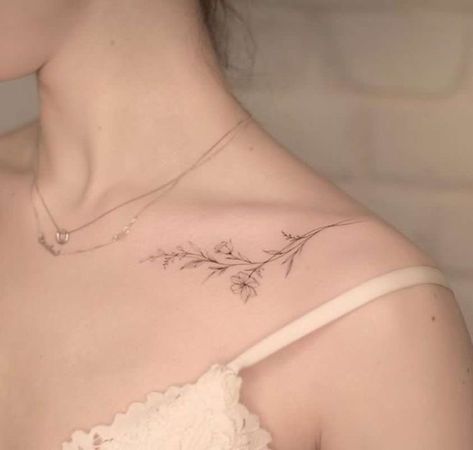 Tattoo Bunt, Collarbone Tattoos, Clavicle Tattoo, Tato Minimal, Collarbone Tattoo, Shoulder Blade Tattoo, Small Shoulder Tattoos, Small Pretty Tattoos, Petite Tattoos