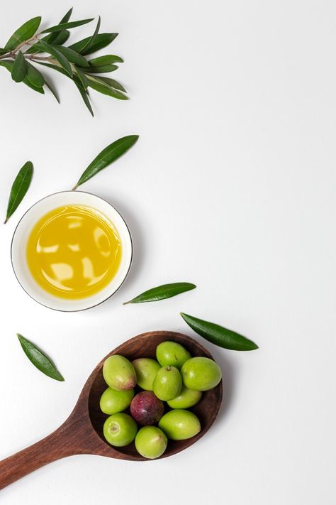 Fresh spanish extra virgin olive oil wit... | Premium Photo #Freepik #photo #food #leaf #fruit #golden Olive Oil Photography Food Styling, Olive Oil Aesthetic, Olive Oil Packaging, Olive Oil Recipes, Food Art Photography, Photo Food, Food Backgrounds, Organic Olive Oil, Food Photography Styling