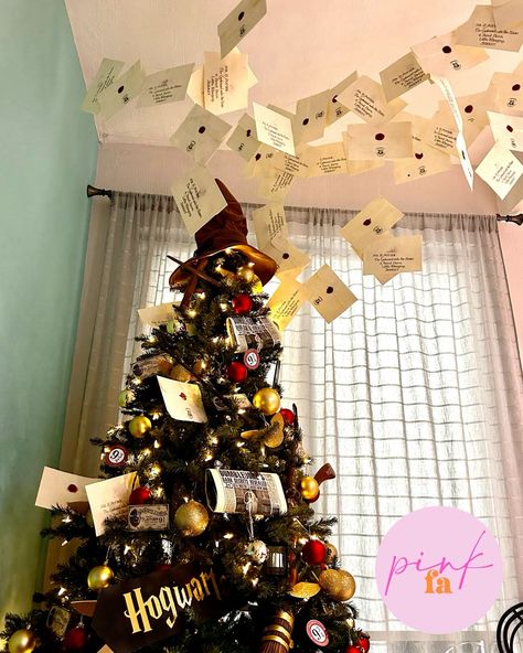 Harry Potter Decorations Christmas, Harry Potter Themed Tree, Harry Potter Christmas Decorations Ideas, Harry Potter Christmas Garland, Harry Potter Inspired Christmas Tree, Present Christmas Tree, Harry Potter Xmas Decorations, Harry Potter Christmas Tree Decorations, Diy Harry Potter Christmas Decor