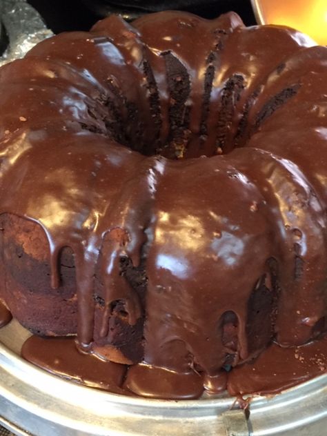 Chocolate Glaze Recipe, Bundt Cake Glaze, Chocolate Glaze Recipes, Tube Cake, Cake Mix Doctor, Glaze Icing, Glaze For Cake, Chocolate Pound Cake, Chocolate Bundt Cake