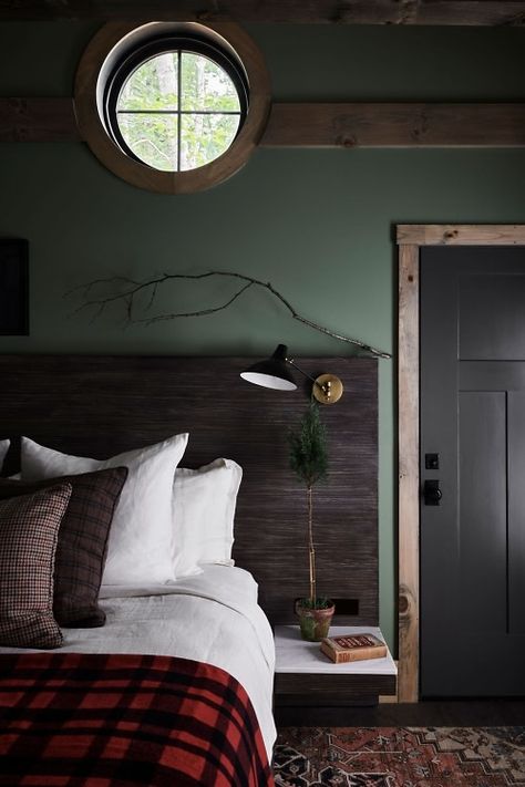 This Todd Snyder-Designed Lodge Makes For The Most Luxurious Rustic Getaway Oak Headboard, Shiplap Wood, Lodge Design, Wooden Cottage, Todd Snyder, Small Wall, Local Design, White Bedding, Hotels Design