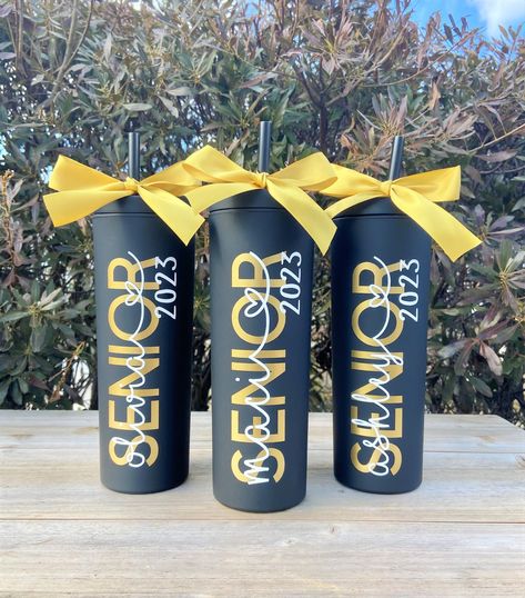 Graduation Tumbler Ideas, Senior Cups, Senior Tumblers, Volleyball Senior Night, Senior Graduation Gifts, Cheer Banquet, Walking Gifts, Diy Graduation Gifts, Senior Day