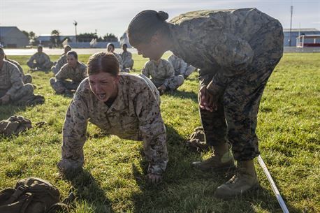 Army Rotc Aesthetic, Female Marine Aesthetic, Marines Aesthetic, Marines In Combat, Usmc Wallpaper, Women Marines, Female Army Soldier, Military Motivation, Army Aesthetic