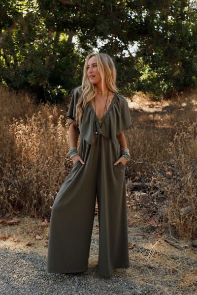 Styling Overalls, Jumpsuit Style, Three Bird Nest, Boho Jumpsuit, Country Casual, Ruffle Maxi Dress, Ruffle Jumpsuit, Loose Jumpsuit, Family Picture Outfits