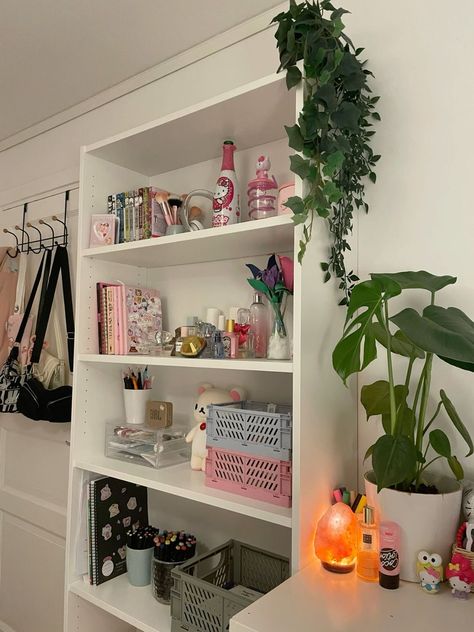 Shelf Decoration Ideas Bedroom, Ikea Shelf Inspiration, Dorm Room Shelf Decor, Cute Shelf Decor Aesthetic, Aesthetic Shelf Decor Bedroom, Bedroom Shelf Organization, Book Shelf Inspo Aesthetic, Shelf Inspo Bedroom, Shelfs Bedroom Aesthetic