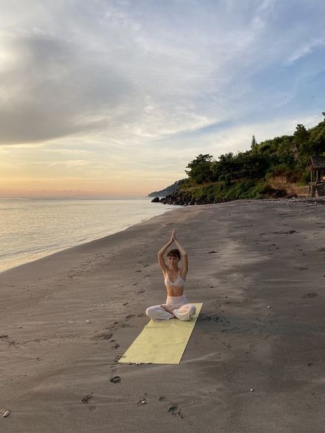 Yoga Aesthetic Beach, Yoga Self Care, Beach Yoga Aesthetic, Yogi Aesthetic, Sunrise Meditation, Spiritual Girl, Woman Meditating, Yoga Goals, Yoga Core