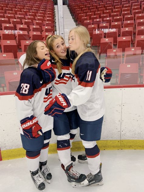 Female Hockey Players, Female Hockey Player Aesthetic, Female Hockey Player, Hockey Books, Campus Diaries, Women Hockey, Ice Hockey Girls, Career Aesthetic, Hockey Aesthetic