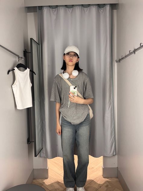 Oversized Grey T Shirt Outfit, Grey Oversized Tshirt Outfits, Grey Tshirt Outfit Woman, Gray Tshirt Outfits, Grey Tshirt Outfits, College Shirt Outfit, Grey T Shirt Outfit, Grey Tee Outfit, Headphones Selfie