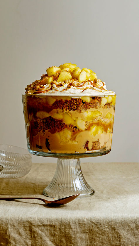 Apple crumble trifle in a glass serving dish Trifle Bowl Recipes, Christmas Trifle, Trifle Dish, Trifle Desserts, Ginger Cake, Trifle Recipe, Bbc Good Food Recipes, Apple Crumble, Christmas Pudding