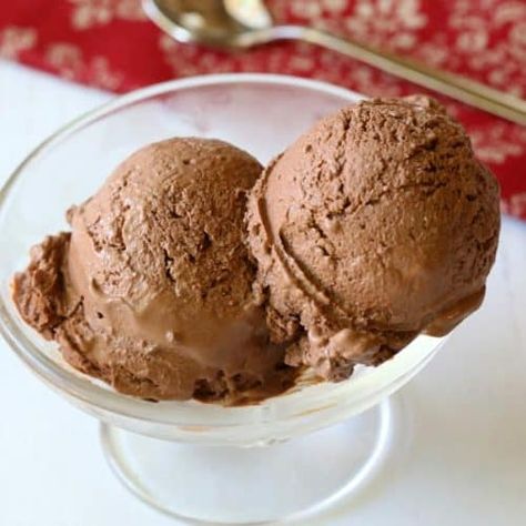 Frozen Yogurt Recipe Healthy, Yogurt Recipes Healthy, Chocolate Frozen Yogurt, Frozen Yogurt Recipe, Homemade Frozen Yogurt, Frozen Greek Yogurt, Frozen Yogurt Recipes, Chocolate Yogurt, Ice Cream Maker Recipes