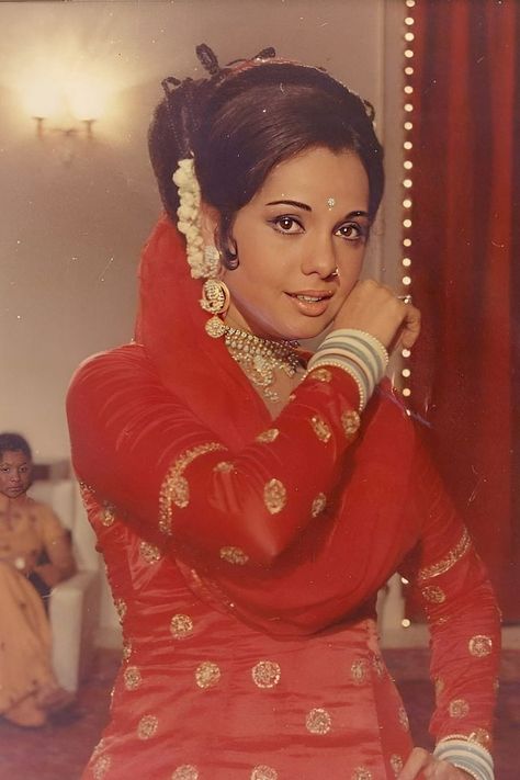 Bollywood Retro, Indian Movie, Bollywood Pictures, Retro Bollywood, Indian Star, Bollywood Outfits, Popular Actresses, Vintage Bollywood, Indian Bollywood