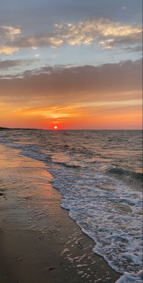 Beach Wallpaper, Summer Sunset, Sunset Pictures, Sky Aesthetic, At The Beach, The Sun, The Beach, Sun, Water