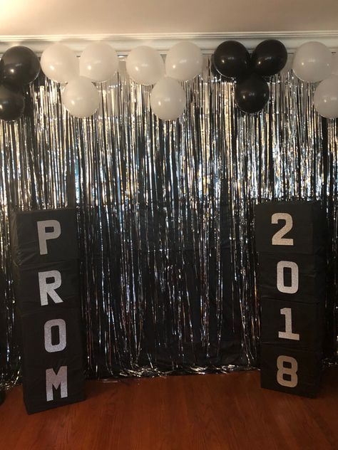 Turned my wall into a backdrop. Prom Party Ideas, Prom Party Decorations, Prom Backdrops, Deco Ballon, Diy Prom, Letter Blocks, Prom Decor, Prom Theme, Back To School Crafts