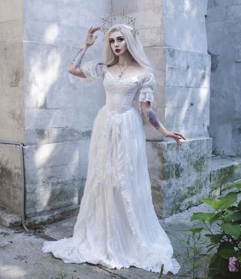 White Vintage Gothic Victorian off-the-Shoulder Long Dress #victoriandress #victorianweddingdresses #whitevictoriandresses #historicaldresses Gothic Bride White Dress, White Witchy Dress, Witchcore Wedding Dress, Ghostly Wedding Dress, Wedding Dress Gothic White, Spooky Wedding Dress White, Victorian Gothic Wedding Dress White, Goth Bride White Dress, Vintage Victorian Wedding Dress