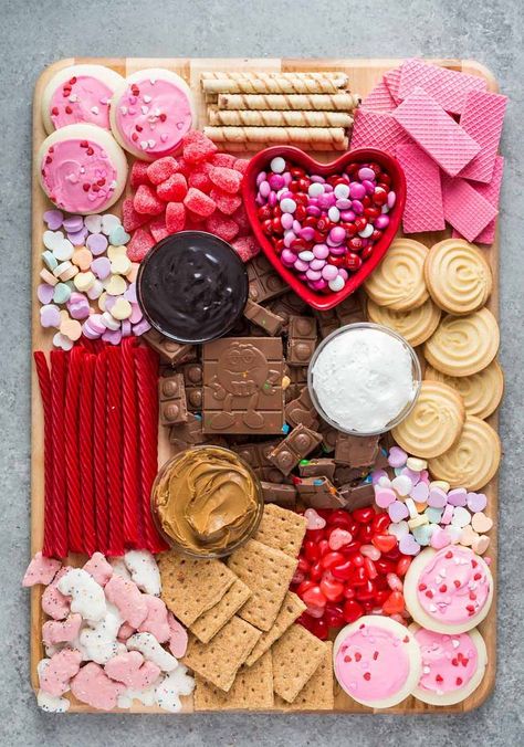 Galentines Day Ideas, Jul Mad, Food Boards, Valentinstag Party, Decorações Com Comidas, Galentines Party, Color Party, Snack Board, Party Food Platters