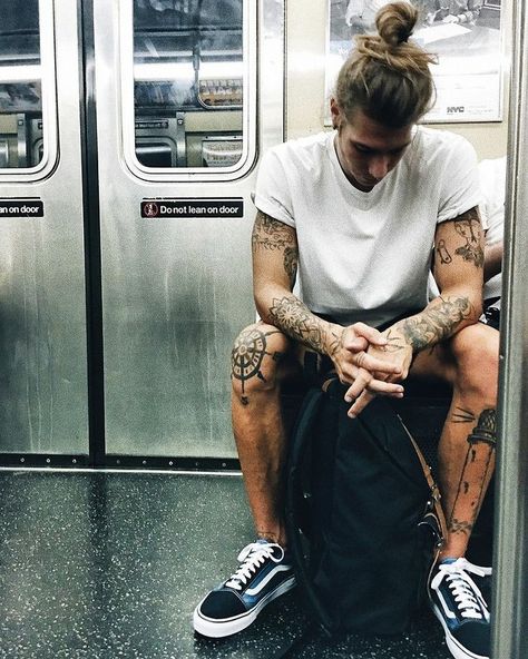 Kevin Elezaj, Man With Tattoos, Tattoo Leg, Cat Tattoos, Leg Tattoo Men, Cool Tattoos For Guys, Tiny Tattoo, Knee Tattoo, Boy Tattoos