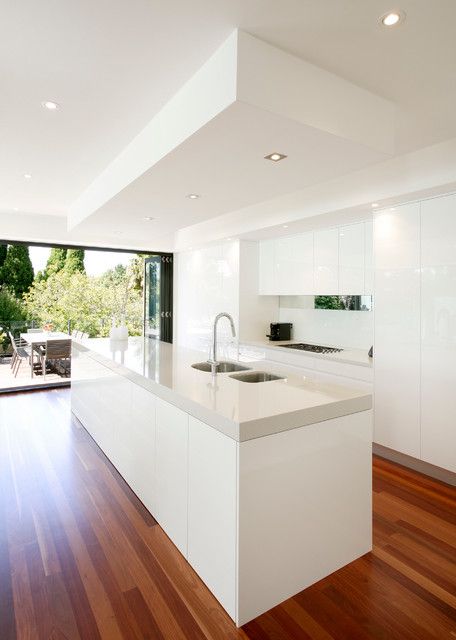 White Galley Kitchen, Owl Kitchen, Casa Clean, Above Kitchen Cabinets, Modern Kitchen Island, Galley Kitchen, Contemporary Kitchen Design, White Modern Kitchen, Design Del Prodotto