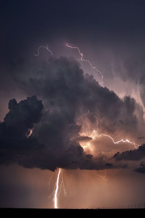 storm cloud and lightning Lightning Pictures, Storm Photography, Wild Weather, Clouds Photography, Thunder And Lightning, Lightning Storm, Drawing Simple, Stormy Weather, Lightning Strikes