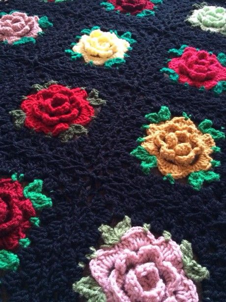 Roses Square Rose Granny Square, Crochet Rose Pattern, Crochet Flowers Free Pattern, Haken Baby, Granny Square Blanket, Crochet Afghans, Crochet Square Patterns, Granny Squares Pattern, Square Crochet