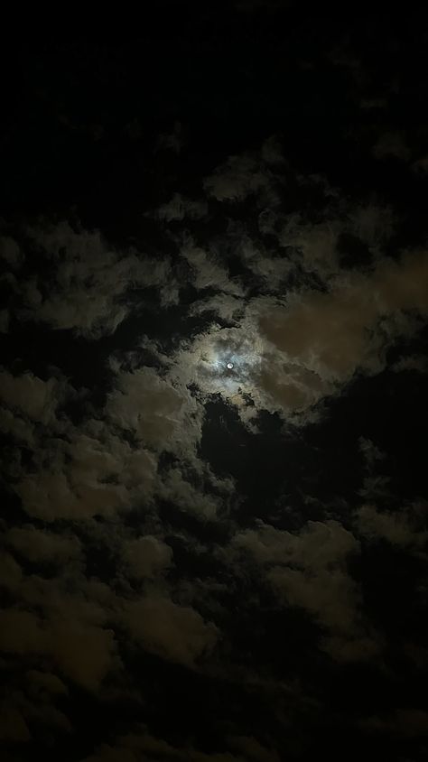 Iphone Wallpaper Rock, Cloudy Nights, Iphone Wallpaper For Guys, Lovecore Aesthetic, Bond Paper Design, Self Pictures, Photos For Profile Picture, Sky Moon, Night Landscape