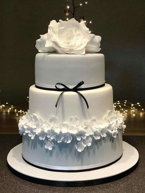 Cheap Wedding Cakes, 25 Anniversary Cake, Healthy Cakes, Wedding Cake Prices, Silver Wedding Cake, Wedding Anniversary Cakes, Dream Wedding Cake, Cake Pricing, Cool Wedding Cakes