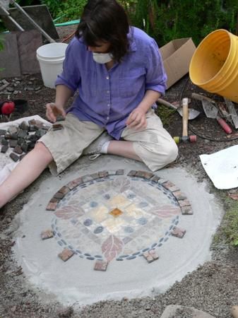 Mosaic Pavers, Mosaic Walkway, Mosaic Stepping Stones, Mosaic Garden Art, Pebble Mosaic, Concrete Crafts, Concrete Projects, Concrete Garden, Mosaic Garden